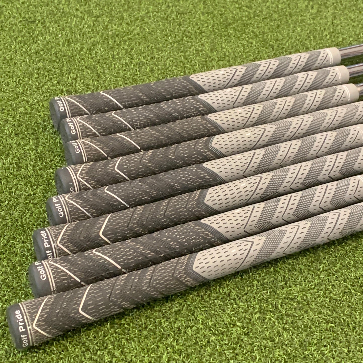 RH Taylormade M2 Iron Set (4-PW, AW). Stiff Flex.