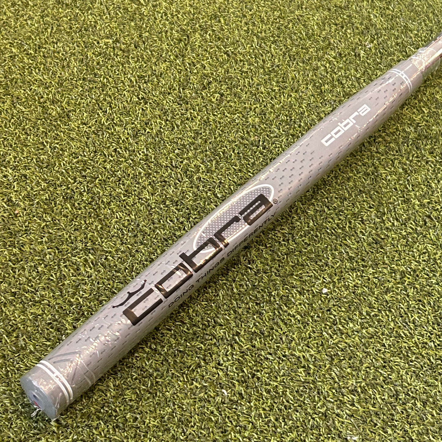 NEW RH Women's Cobra Fly XL Putter. 33 IN.